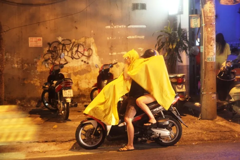 Cơn mưa 'vàng' giải nhiệt cho người dân Sài Gòn ảnh 1